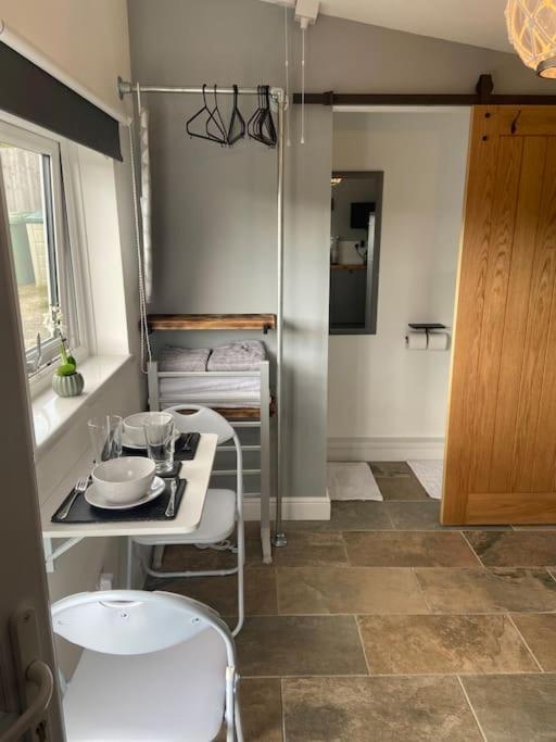Adorable Bedsit For You, Partner And Your Pet! Stepaside  Eksteriør billede